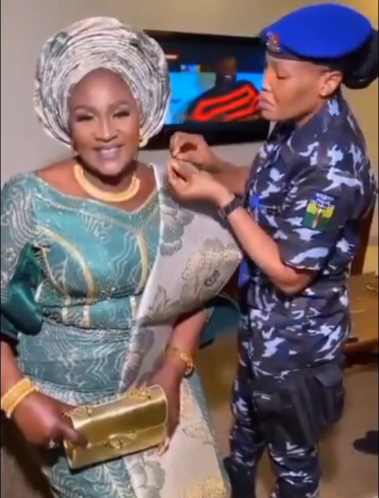 Netizens Reacts To The Video Of Policewoman Helping Osun First Lady Wear Earrings