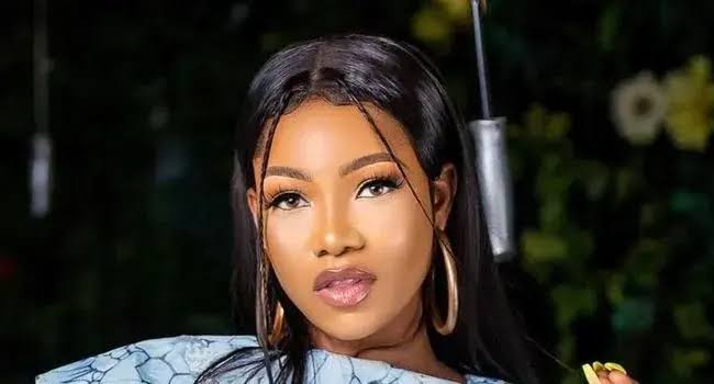 (Video) “You go dey wake up 4am to dey cook, what rubbish are you cooking” —  Tacha attacks Mummy Zee and others waking up 4am to cook for their man