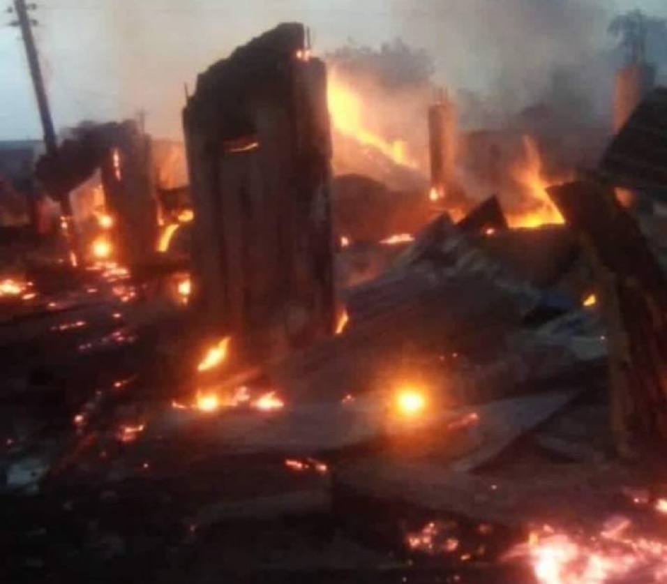 Breaking: Mandilas Building in Lagos Island on Fire 