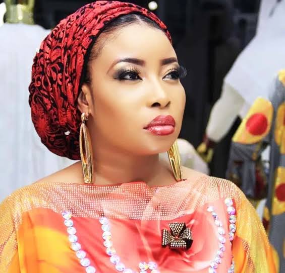 
Nollywood actress Lizzy Anjorin in shame after stealing a large amount of Gold in Lagos Island market 